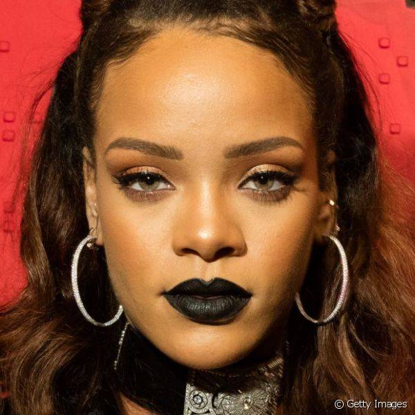 Para o lançamento do seu novo àlbum, Rihanna apostou num batom preto para se embelezar